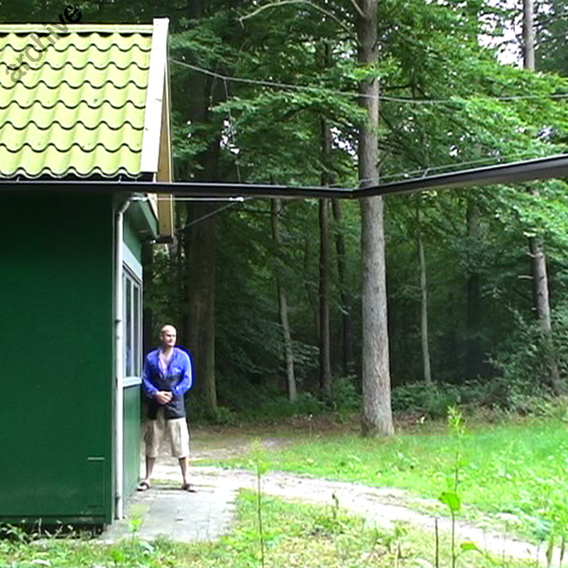 Het Huisje en de Goot - 165 m, plastic (PVC), iron cable, a small house, water