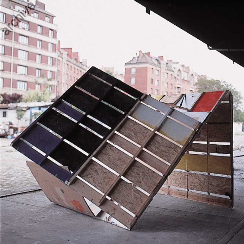 Grande jetable - Pliante - 167 x 120 x 130 cm, painted wood, metal, rubber, cardboard