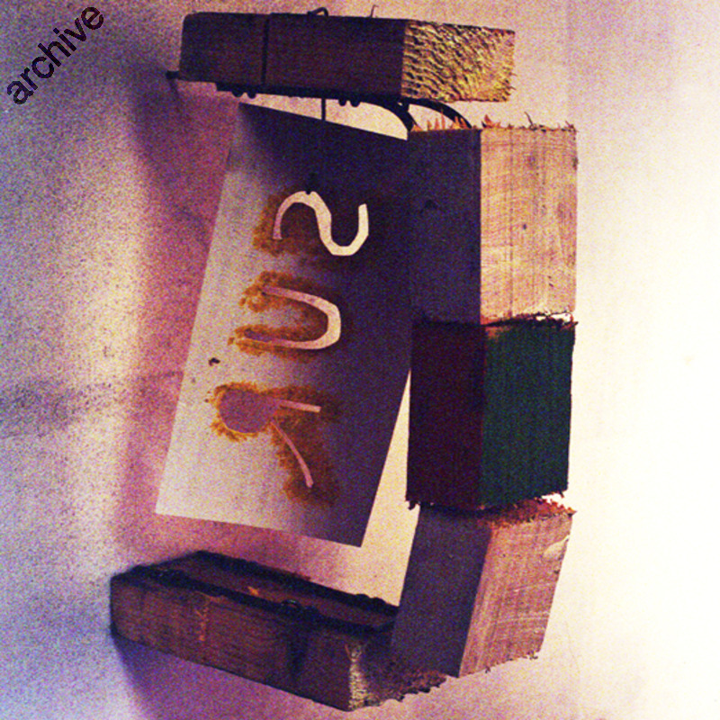 Sur - Jetable - painted wood, metal, paper