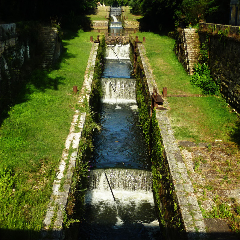 Dix Goulottes - 66 m along 380 m canal, iron, water