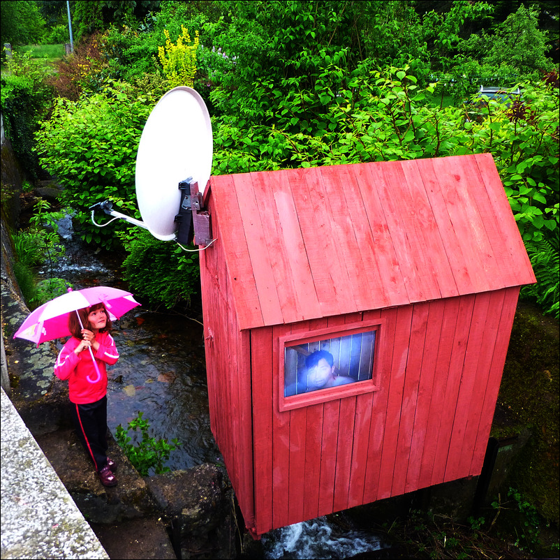 Installation - 170 x 110 x 200 cm, wood, iron, television, postbox, antenna, video